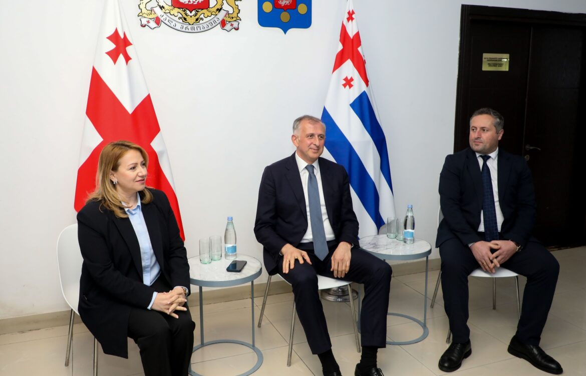 მთავრობის თავმჯდომარე ტურიზმისა და კურორტების დეპარტამენტისა და აჭარის საავტომობილო გზების დეპარტამენტის თანამშრომლებს შეხვდა