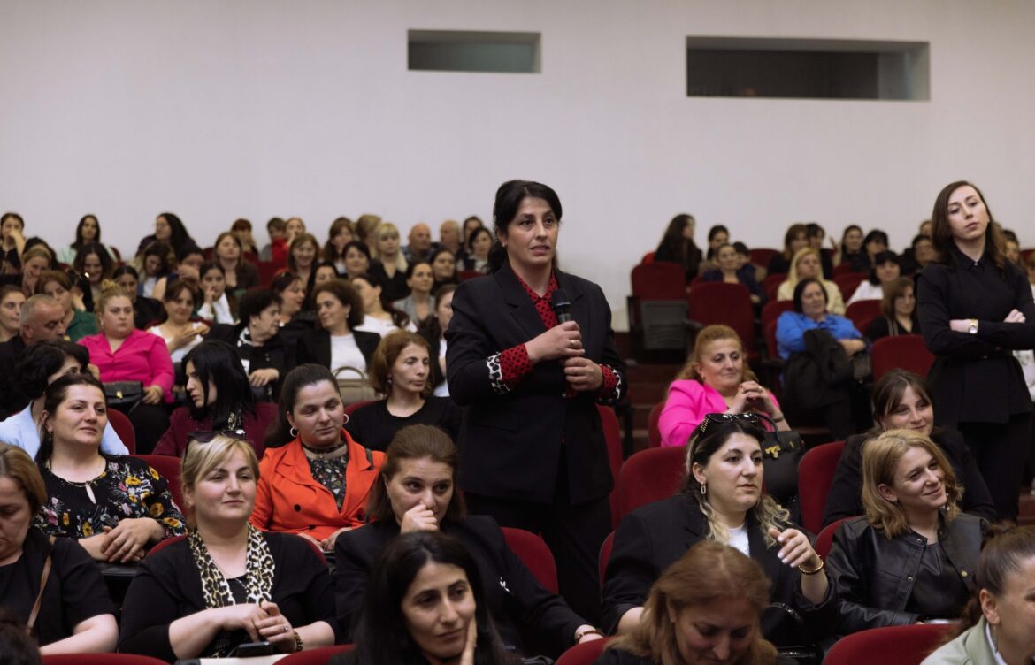 გივი მიქანაძე ხელვაჩაურის მუნიციპალიტეტის საჯარო სკოლების მოსწავლეებს და  მშობლებს შეხვდა