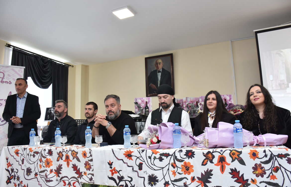 „სტრიქონებს შორის ჩატეული სამყარო“