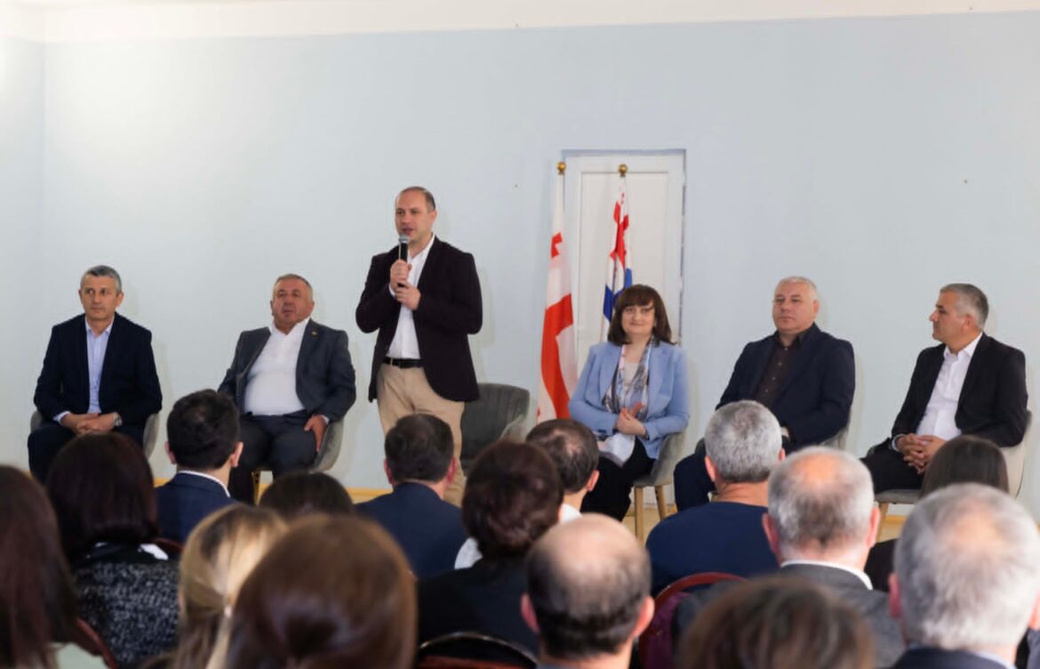 გივი მიქანაძე შუახევის მუნიციპალიტეტში საჯარო სკოლის პედაგოგებსა და მოსწავლეთა მშობლებს შეხვდა