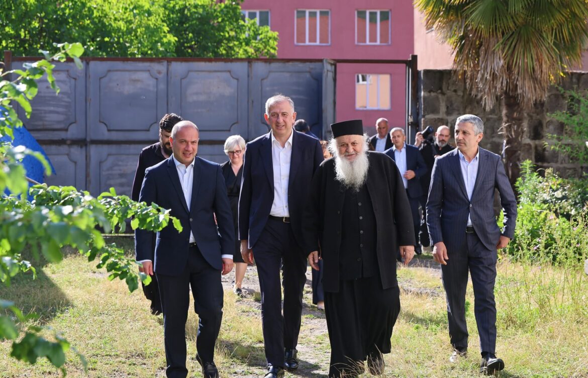 საპატიო სტუმრები – ხიჭაურის სასწავლო უნივერსიტეტში