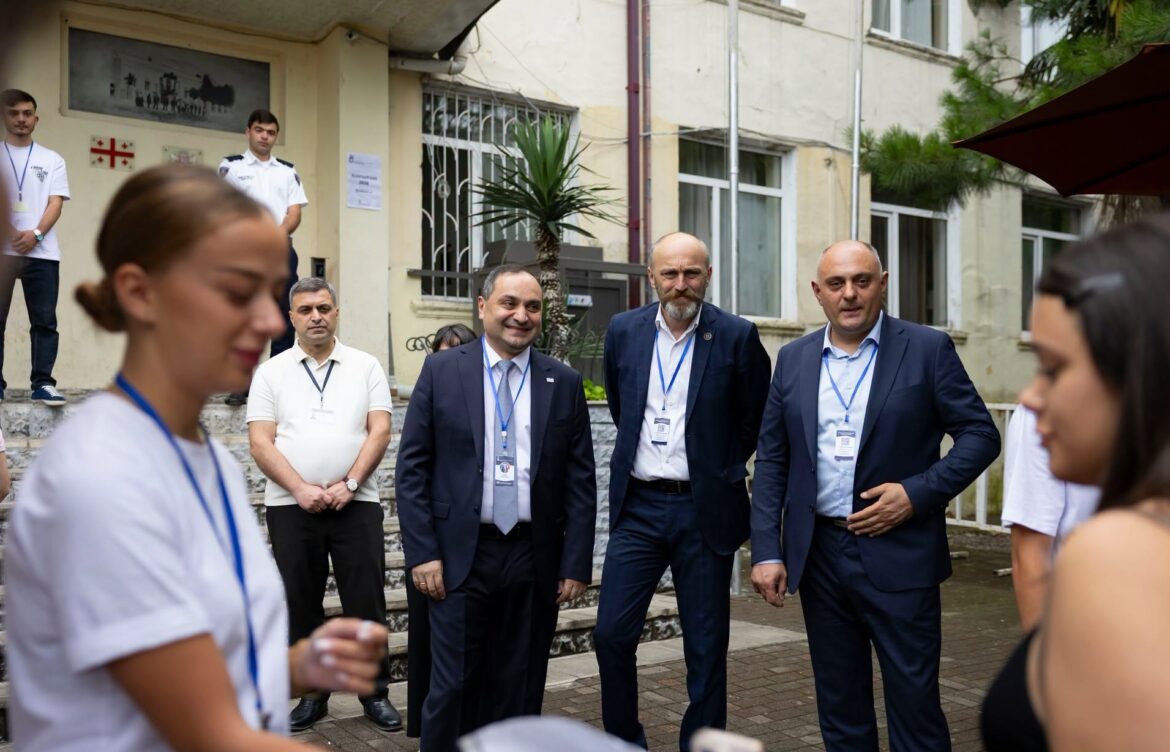 ინგლისური ენის გამოცდის მიმდინარეობას გაეცნენ