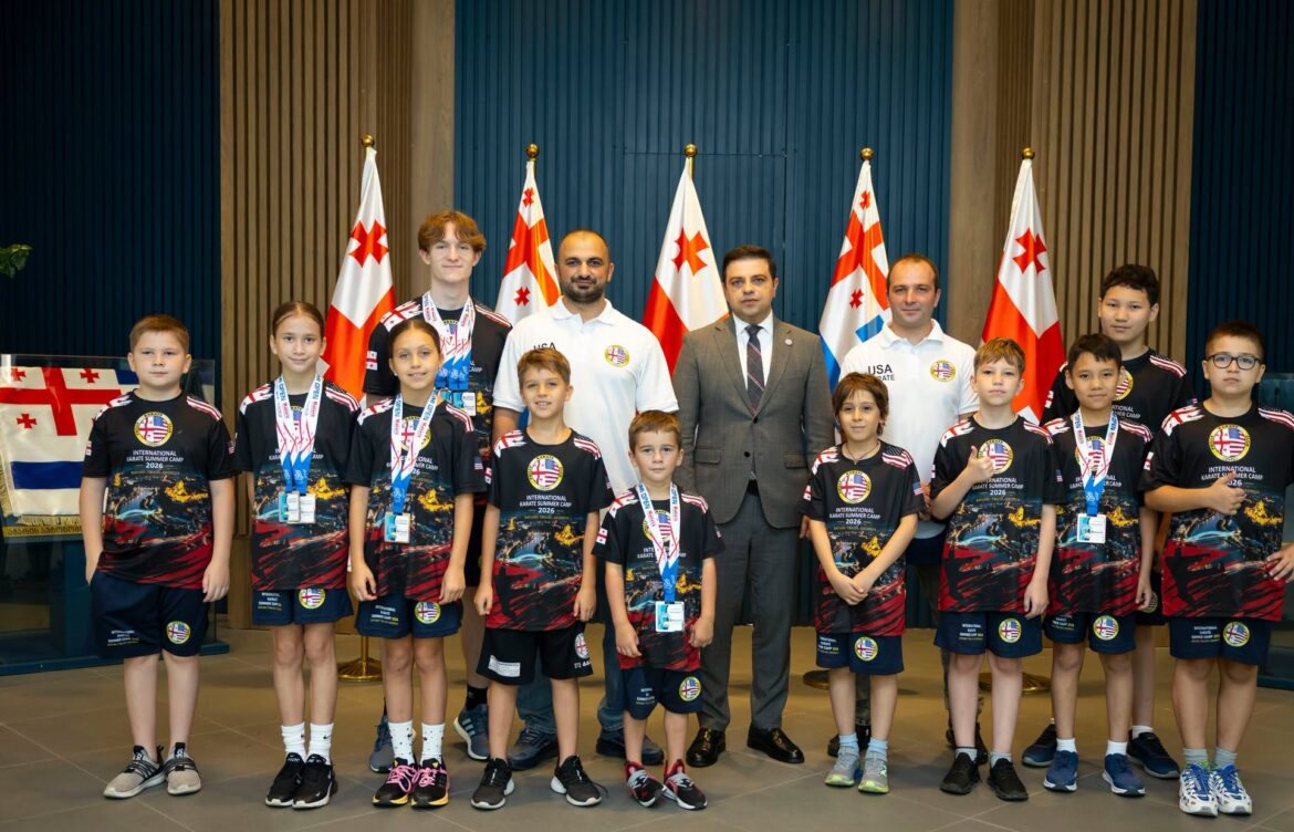 უმაღლეს საბჭოში ფილადელფიის კარატეს  კლუბის დელეგაციას უმასპინლეს