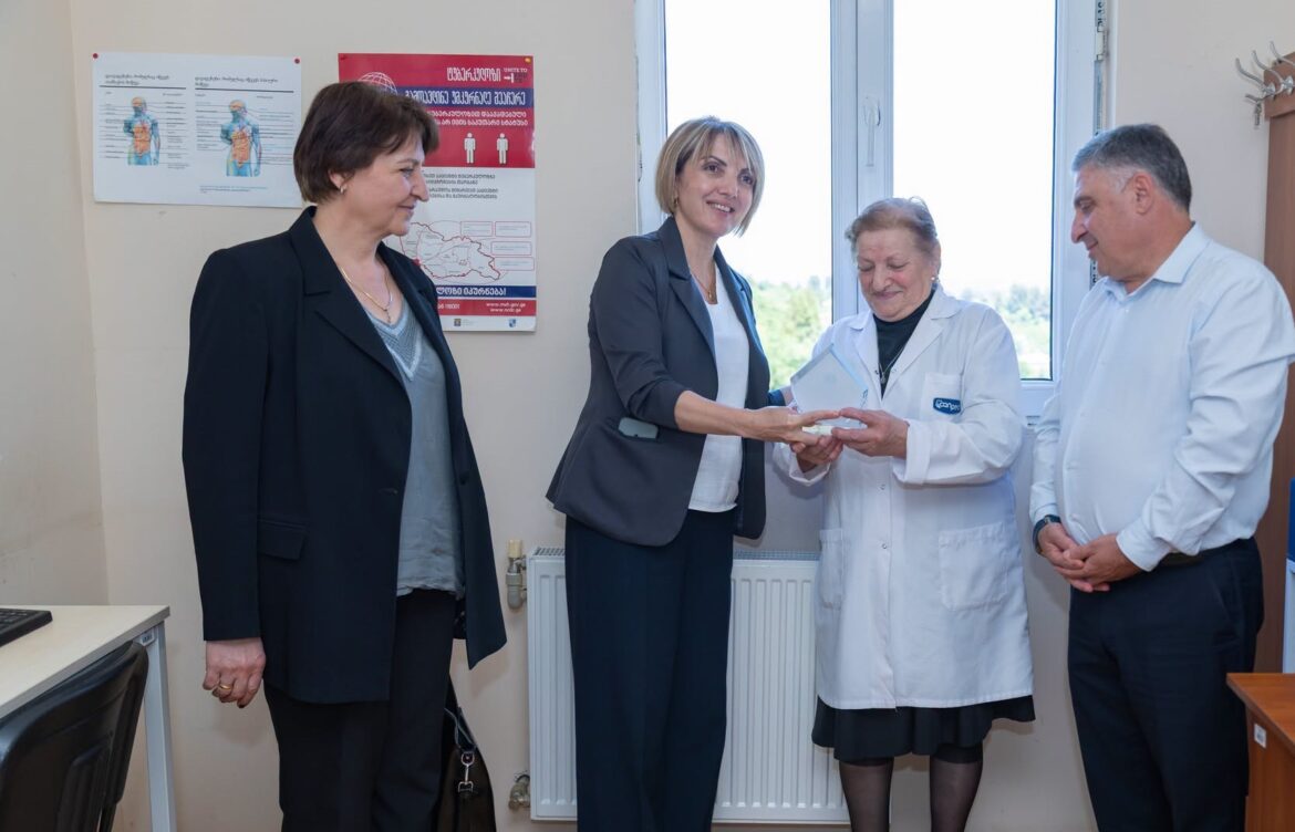 ღვაწლმოსილი მედდა მადლობის სიგელით დააჯილდოვეს