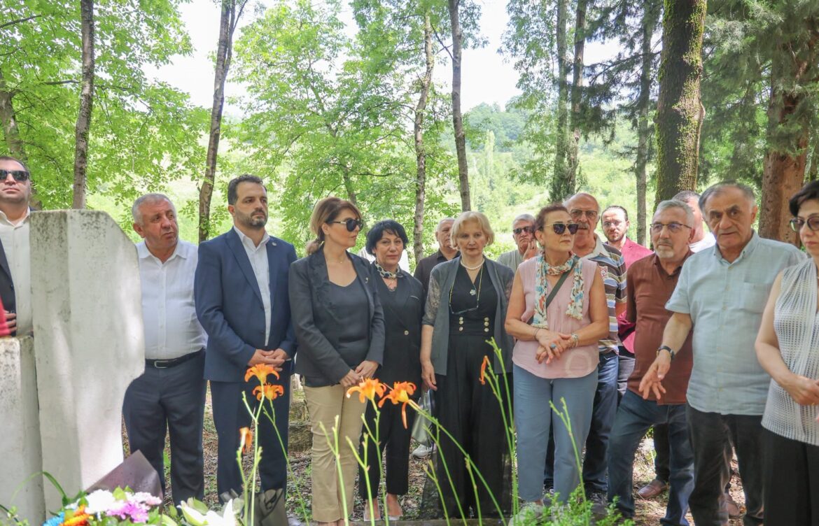 ელისო ბოლქვაძემ აჰმედ მელაშვილის საფლავი მოინახულა