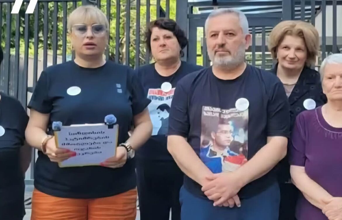 დაკავებულების ოჯახები საზოგადოებრივ მაუწყებელს მიმართავენ