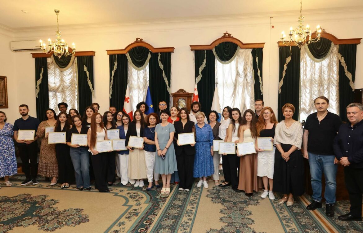 საუკეთესო ნაშრომების ავტორი სტუდენტები დააჯილდოეს