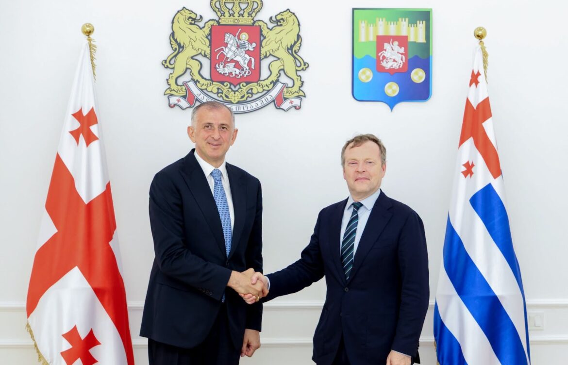აჭარის მთავრობის თავმჯდომარე ზურაბ პატარაძე ეროვნული უმცირესობების საკითხებში ეუთოს  უმაღლეს კომისარ კრისტოფ კამპს შეხვდა