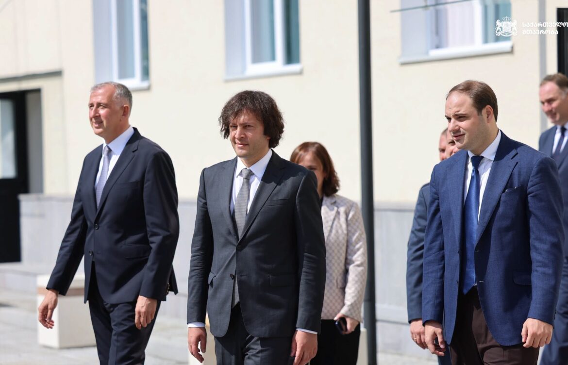 პრემიერმა ახლად რეაბილიტირებული ბათუმის №4 და №5 საჯარო სკოლები დაათვალიერა