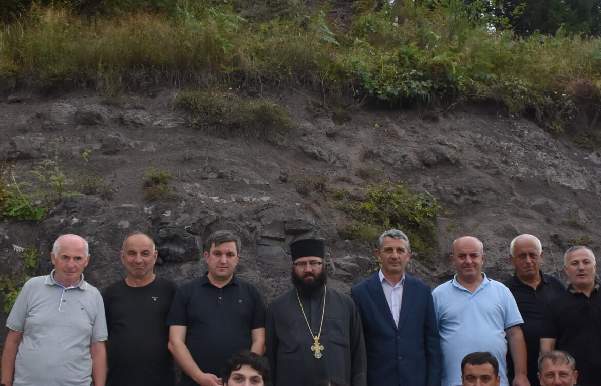 სოჭისერზე აღმართული ჯვარი – სოფლის სავიზიტო ბარათი
