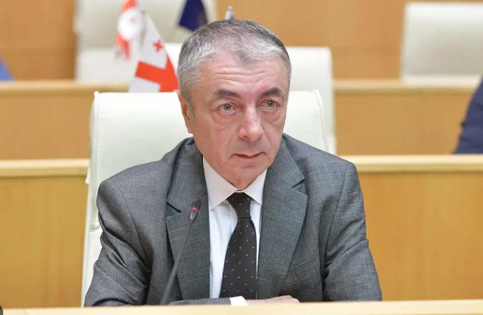 „მან ზურგში დანა თავად ჩაირტყა და ამას რაც მალე გააცნობიერებს, უკეთესი იქნება“