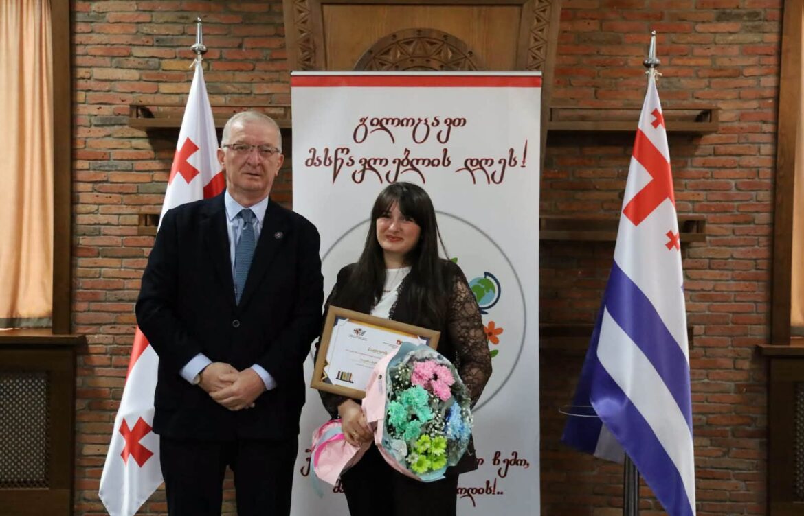 ნადიმ ვარშანიძემ პედაგოგებს მადლობის სიგელები გადასცა