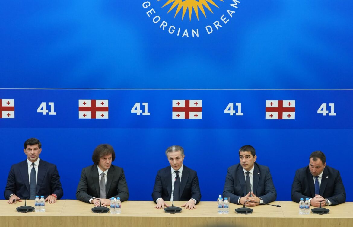 სხდომა – დახურულ კარს მიღმა,  პროტესტი და პოლიტიკური გზავნილები