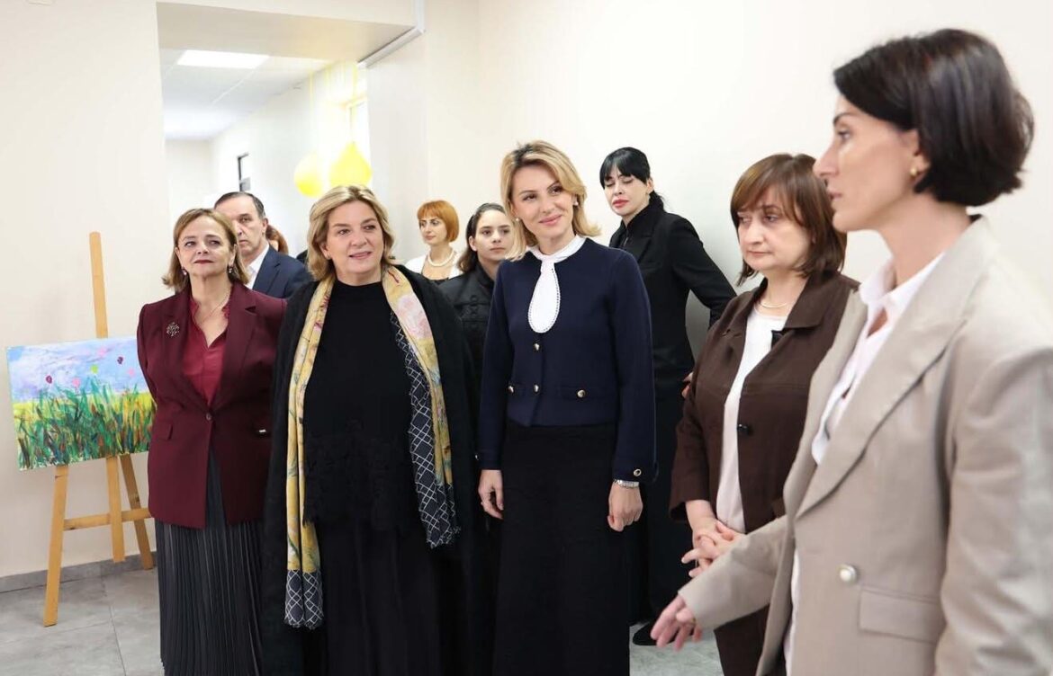 პირველი ლედი ბათუმის №26 საჯარო სკოლასთან არსებულ ინკლუზიური განათლების ცენტრს ესტუმრა