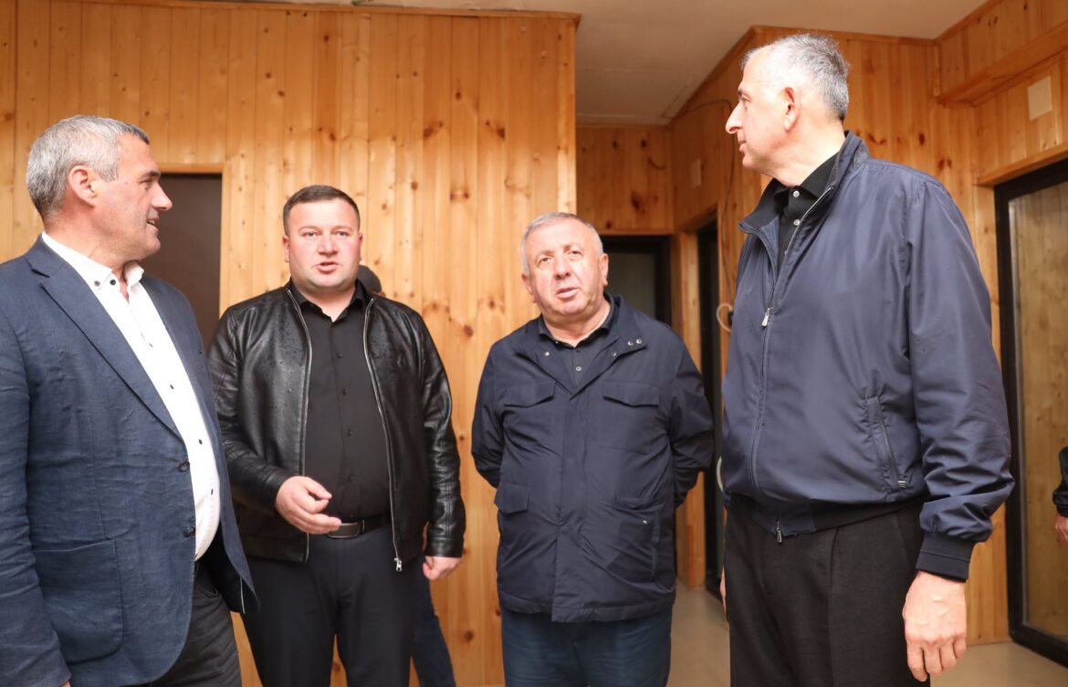 ხულოს მუნიციპალიტეტში მიმდინარე ინფრასტრუქტურულ სამუშაოებს გაეცნენ