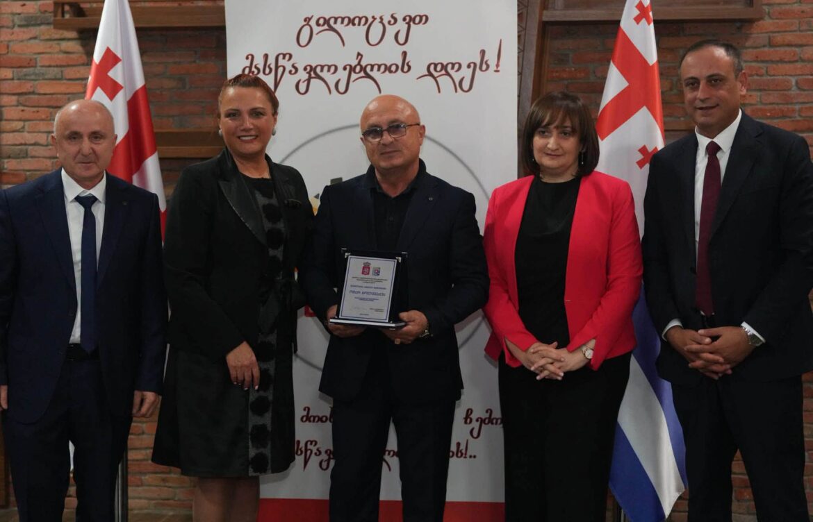  ღვაწლმოსილ პედაგოგებს მადლობის სიგელები გადასცეს